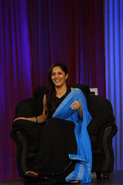Hot TV Actress Anasuya Bharadwaj Long Hair pics In Blue Saree 13